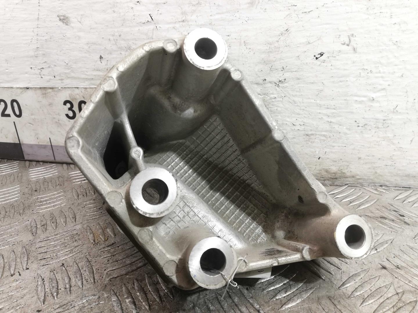 Кронштейн двигателя