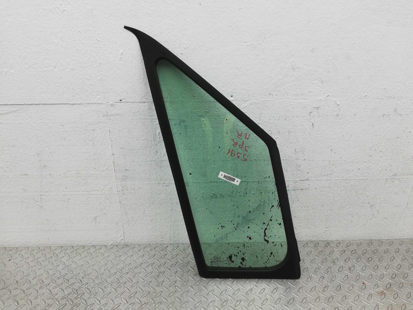 Стекло двери передней правой