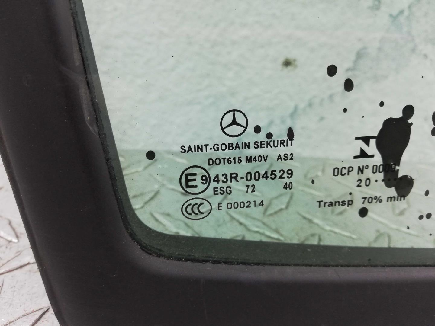 Стекло двери передней правой