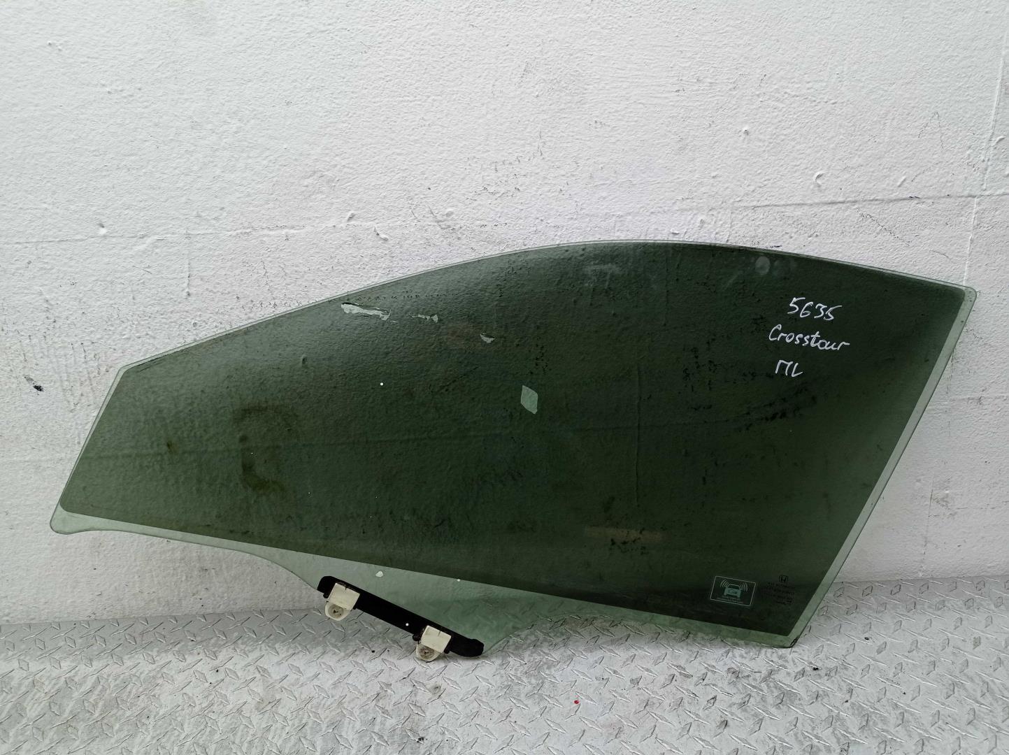 Стекло двери передней левой