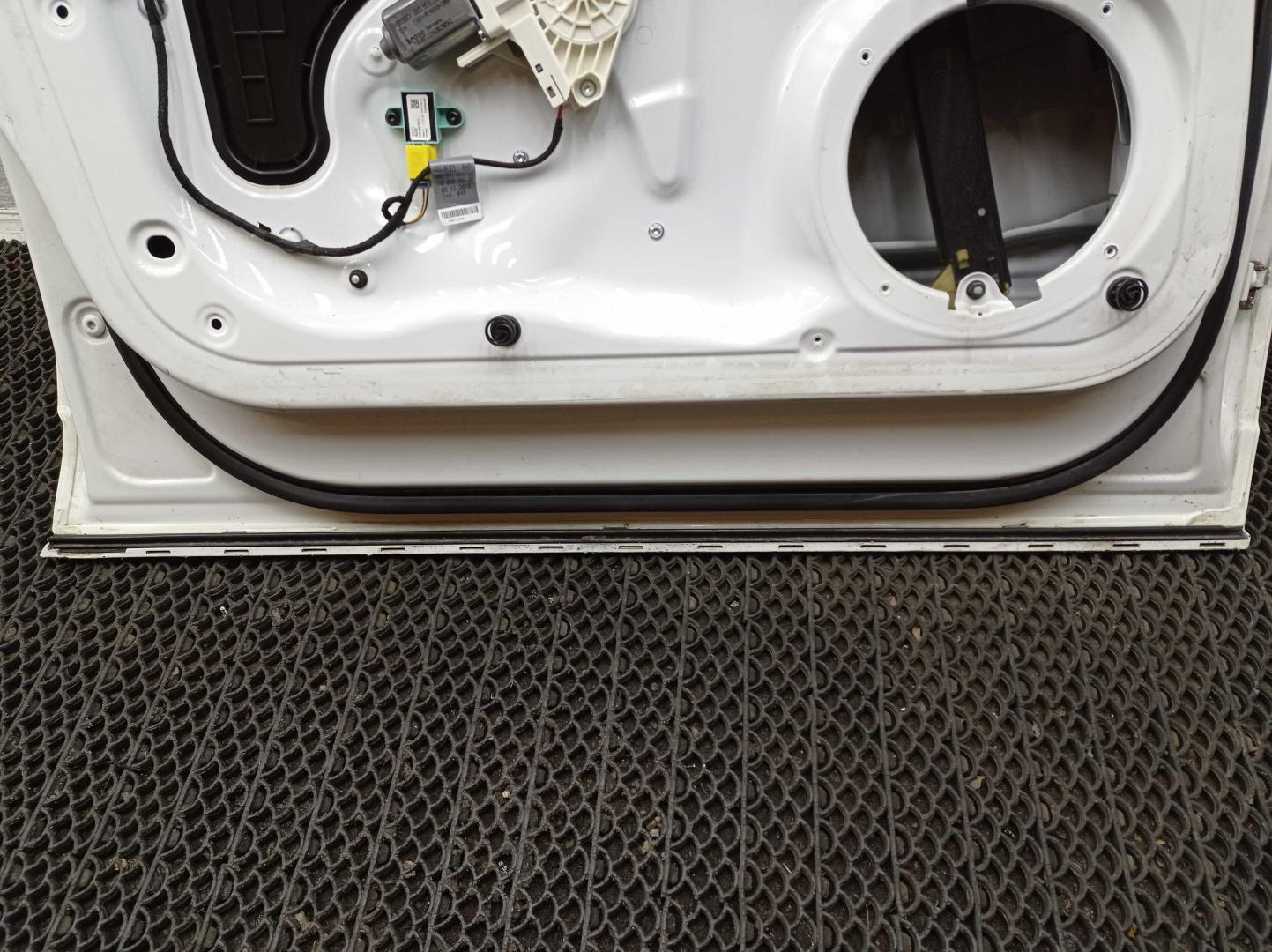 Дверь передняя левая