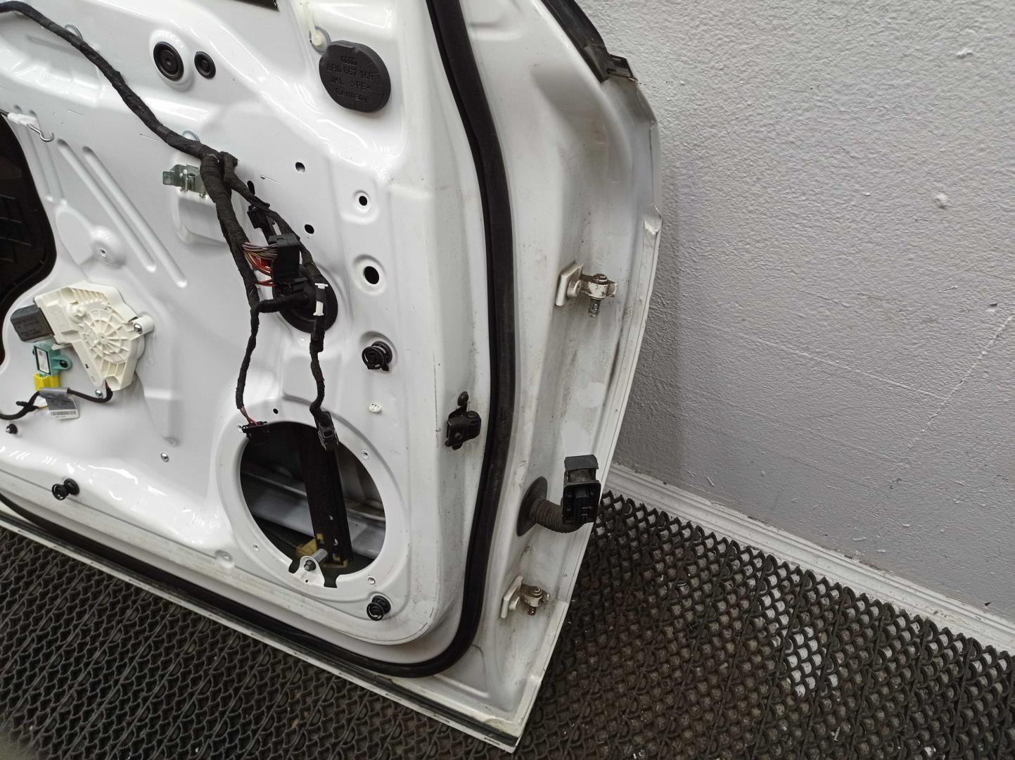 Стекло двери передней левой