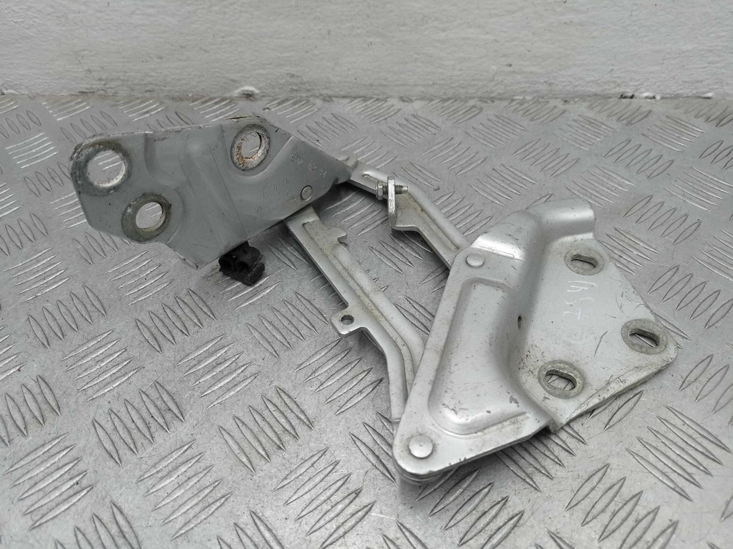 Петля капота правая