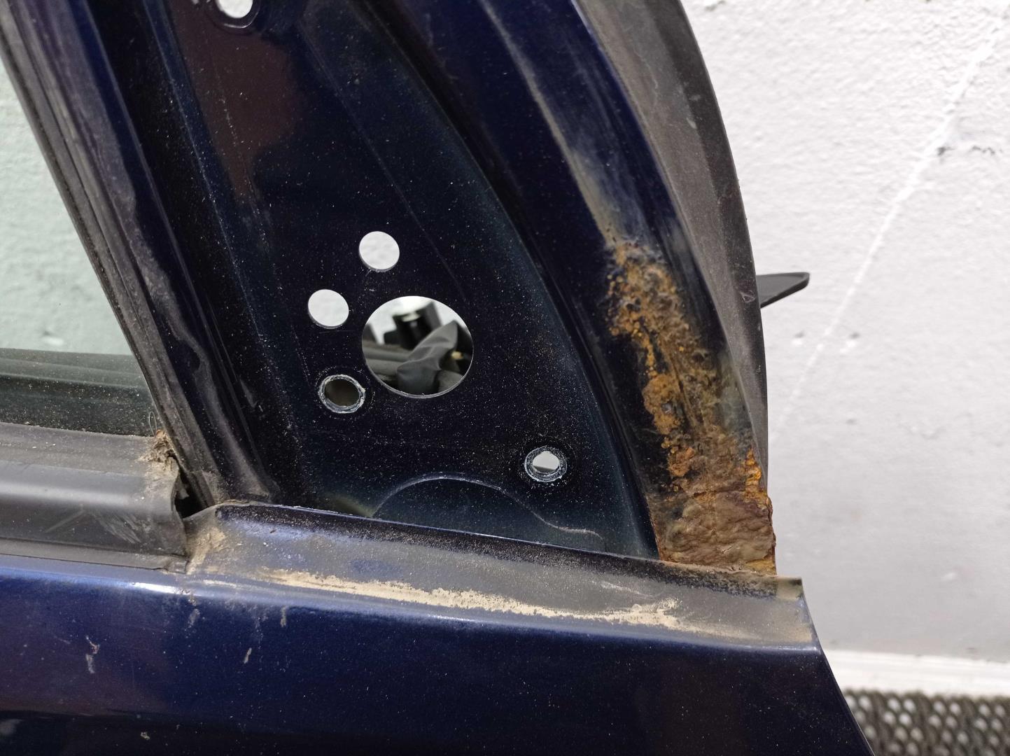 Стекло двери передней правой