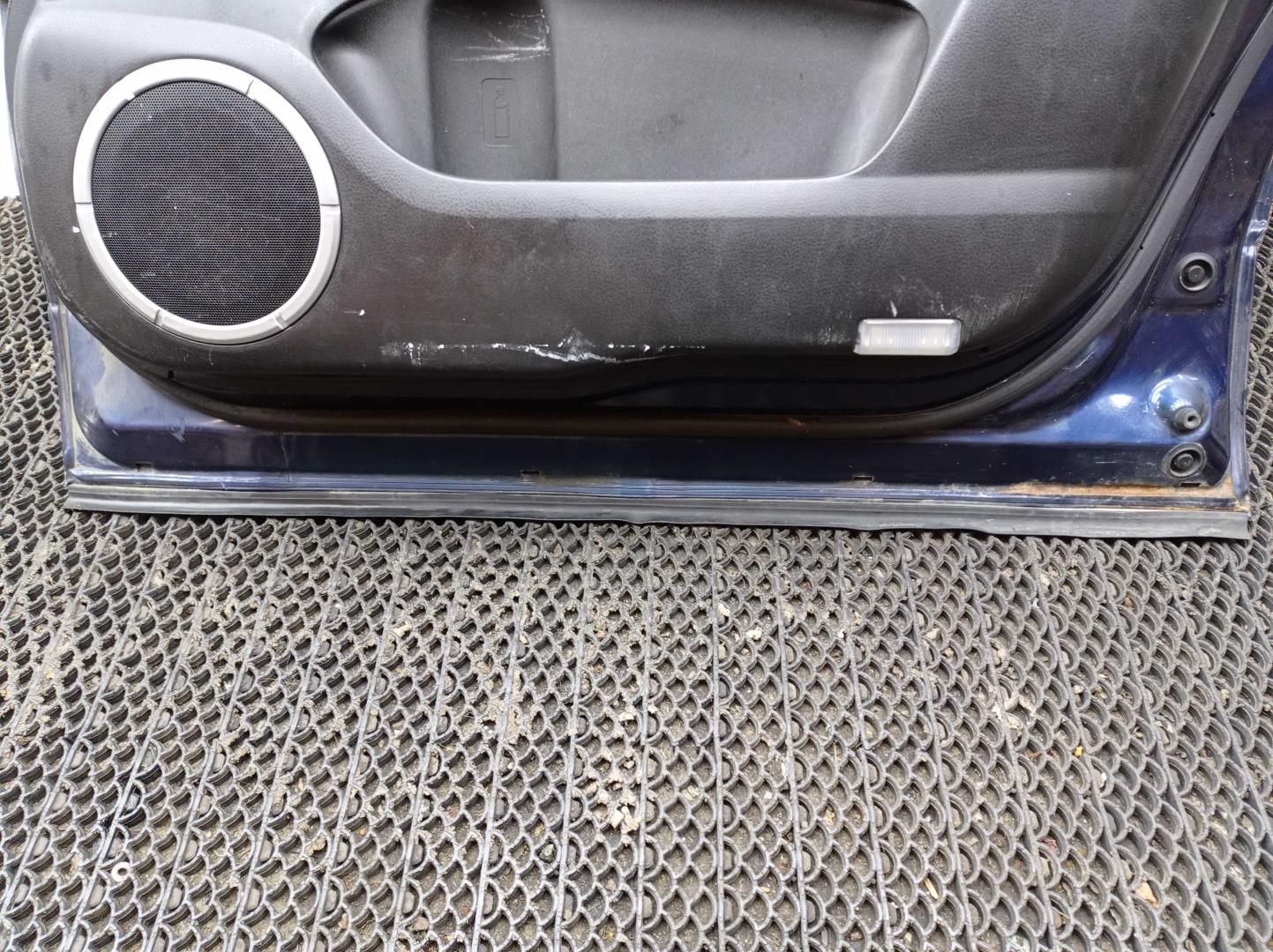 Стекло двери передней правой