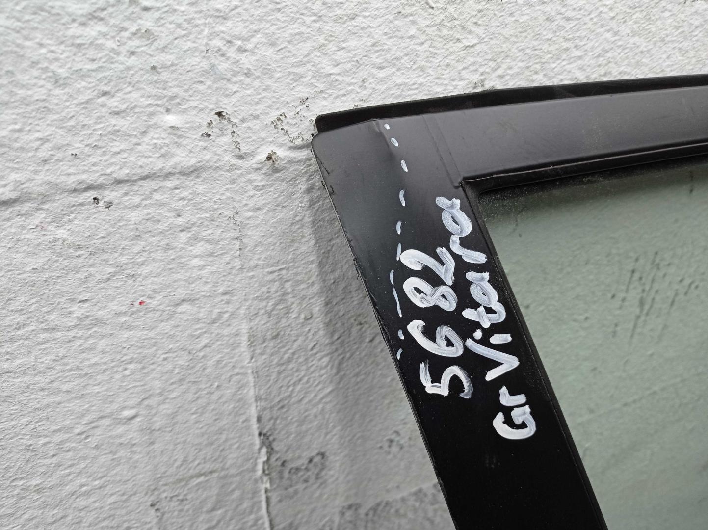 Стекло двери передней правой