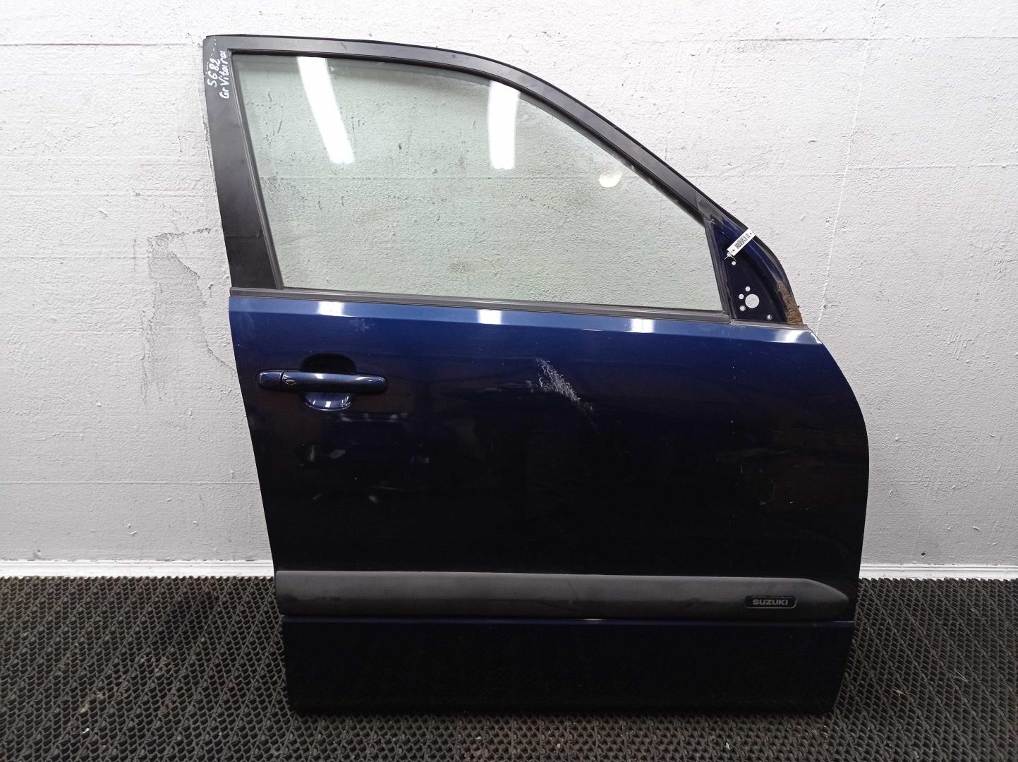 Стекло двери передней правой