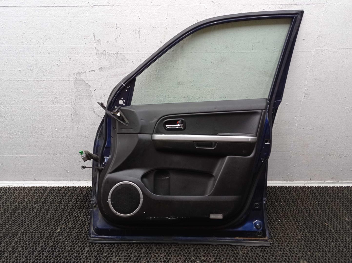 Стекло двери передней правой