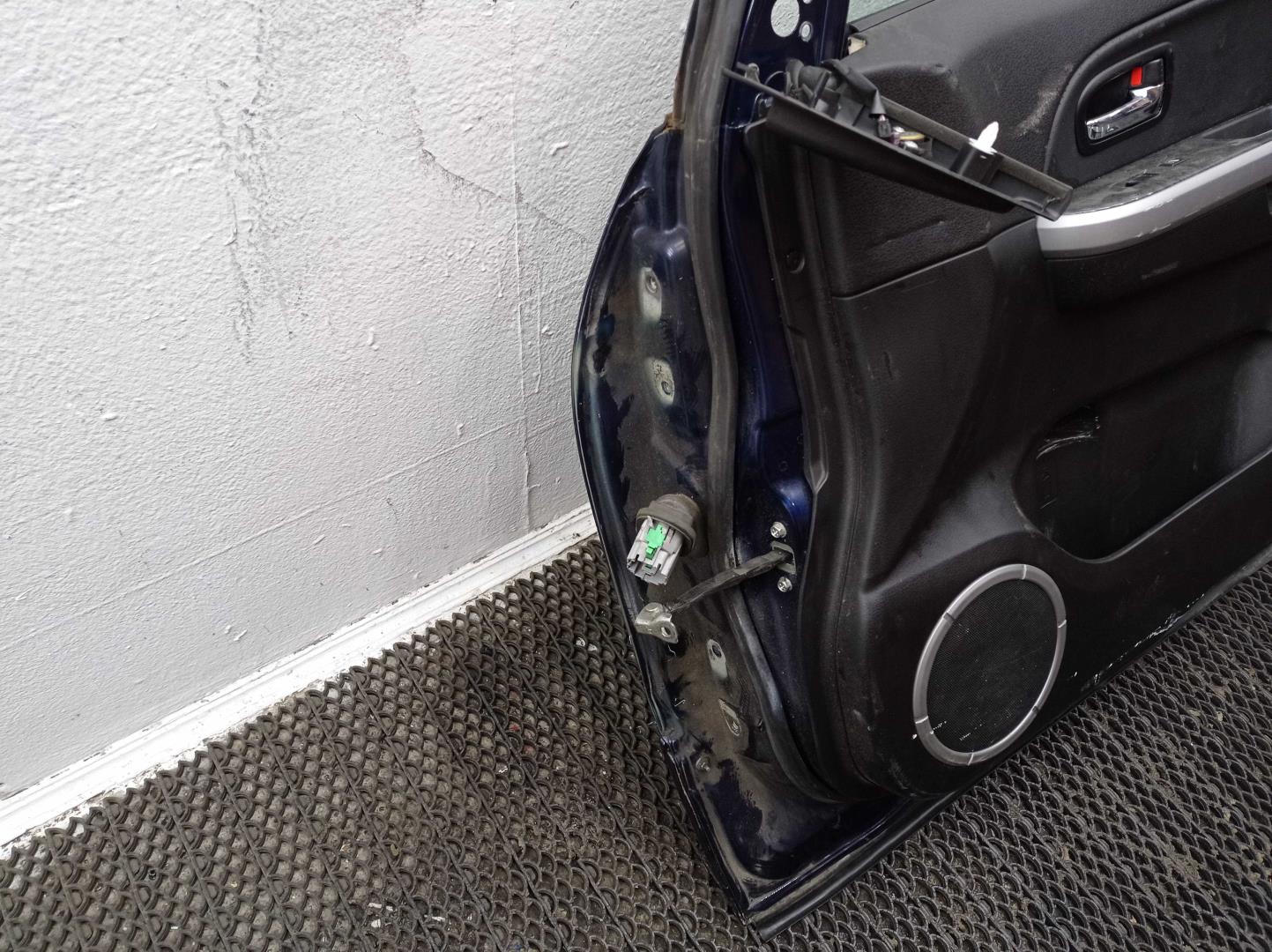 Стекло двери передней правой