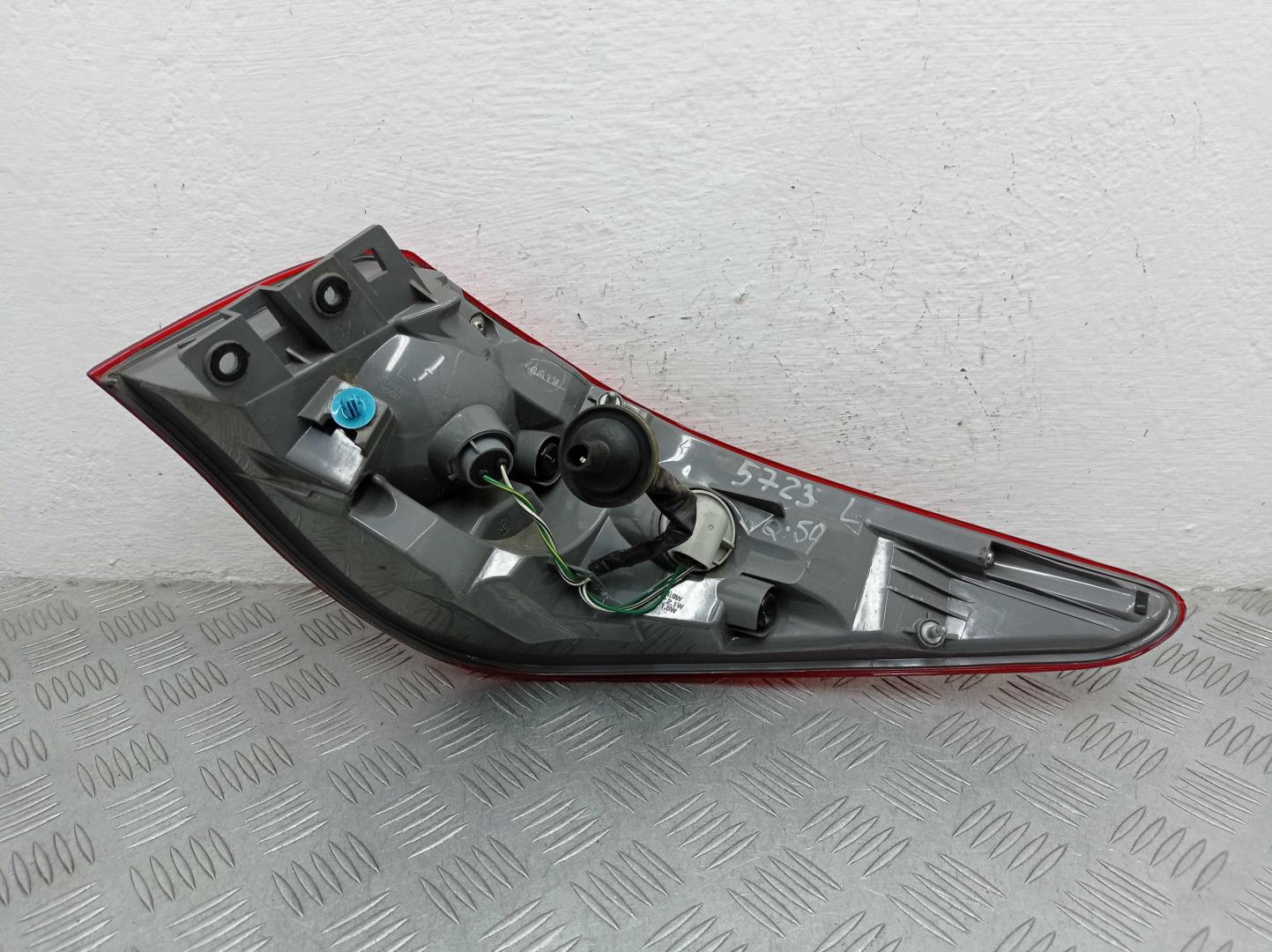 Фонарь задний наружный левый