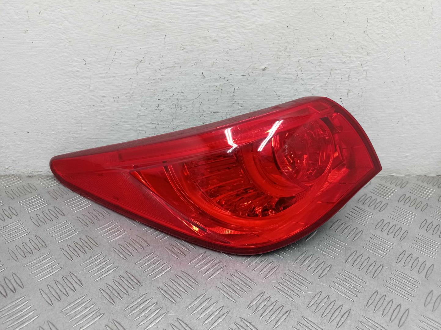 Фонарь задний наружный левый