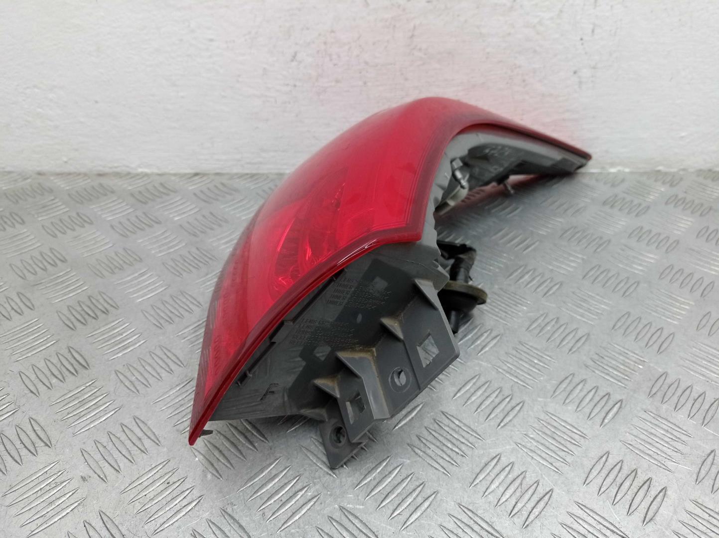 Фонарь задний наружный левый