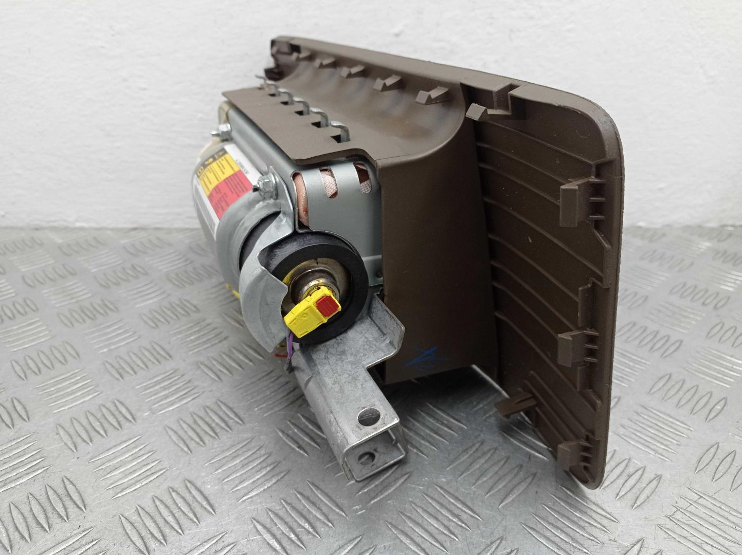 Подушка безопасности пассажирская (в торпедо)