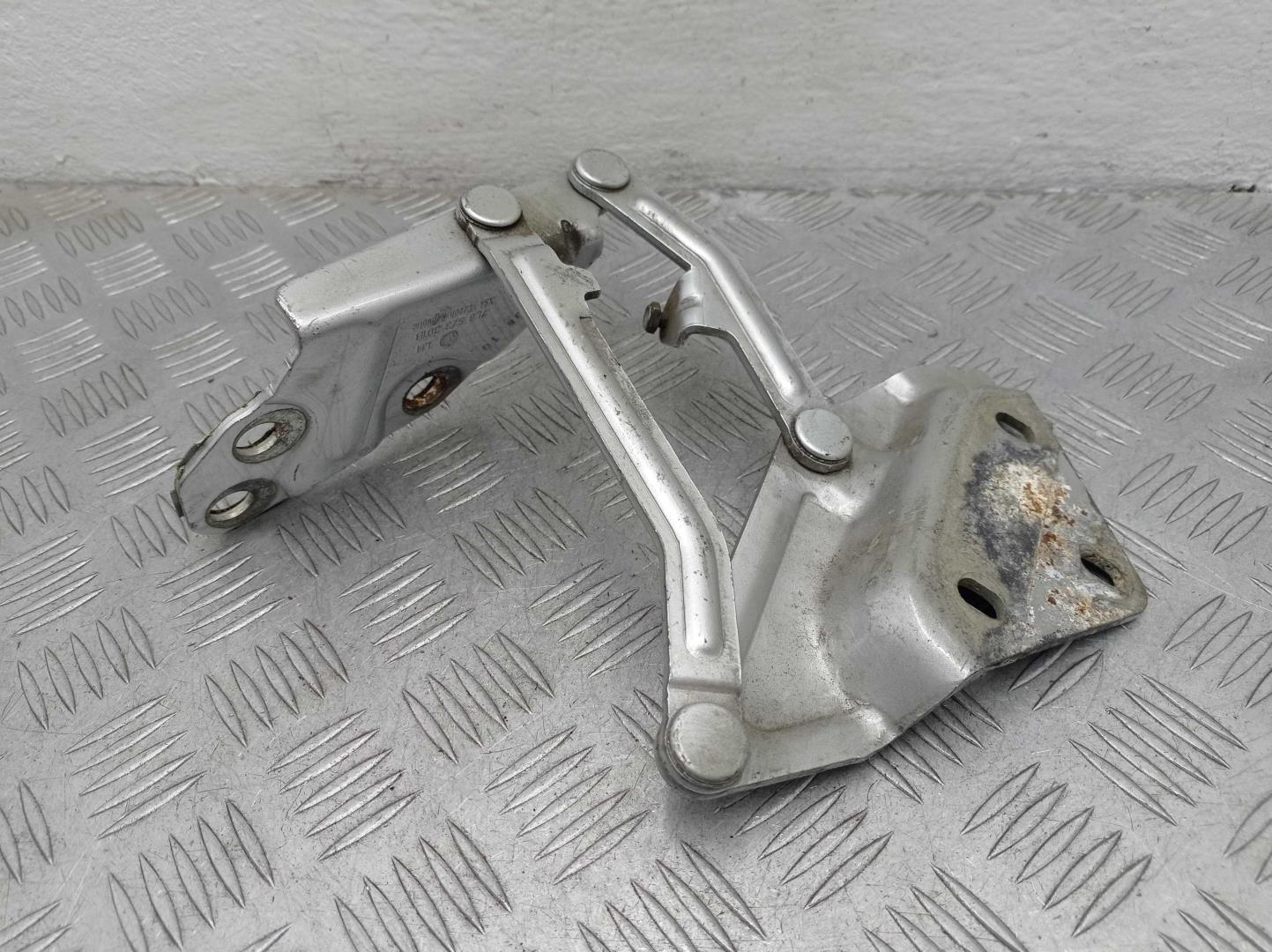 Петля капота левая