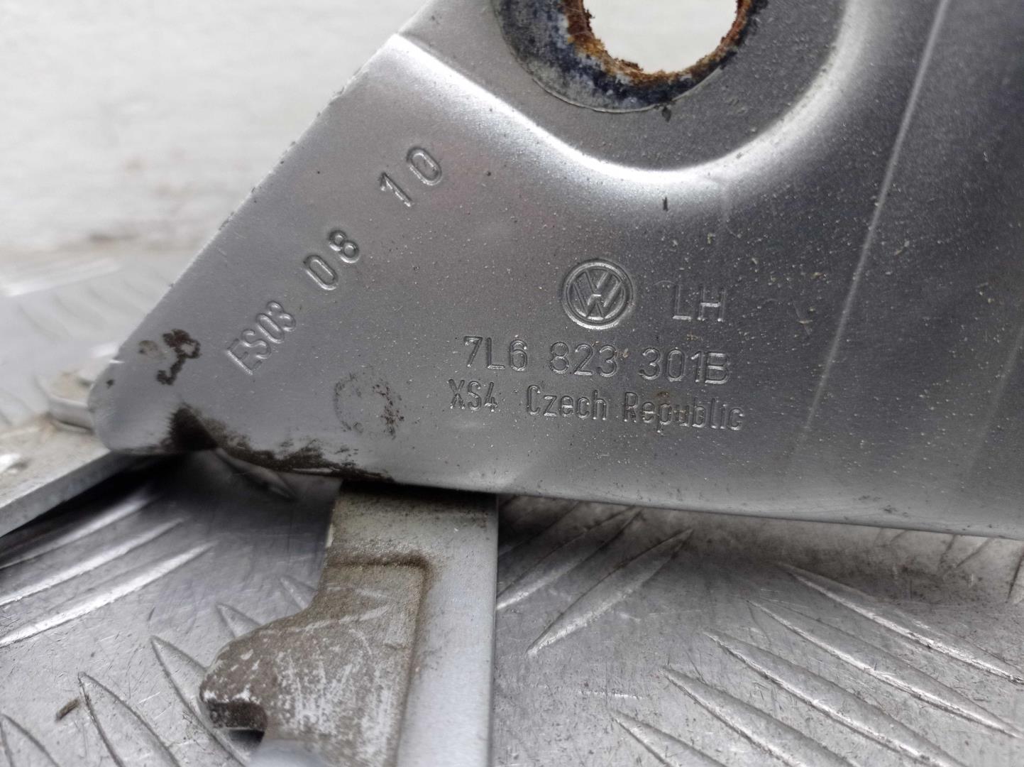 Петля капота левая