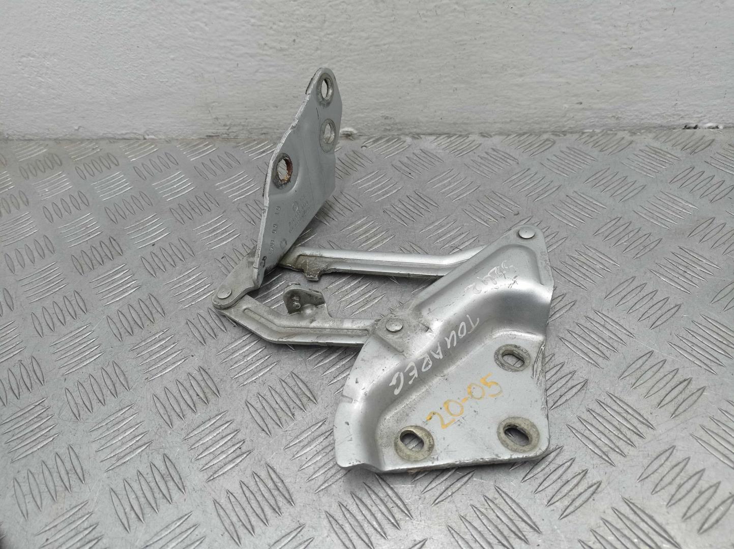 Петля капота левая