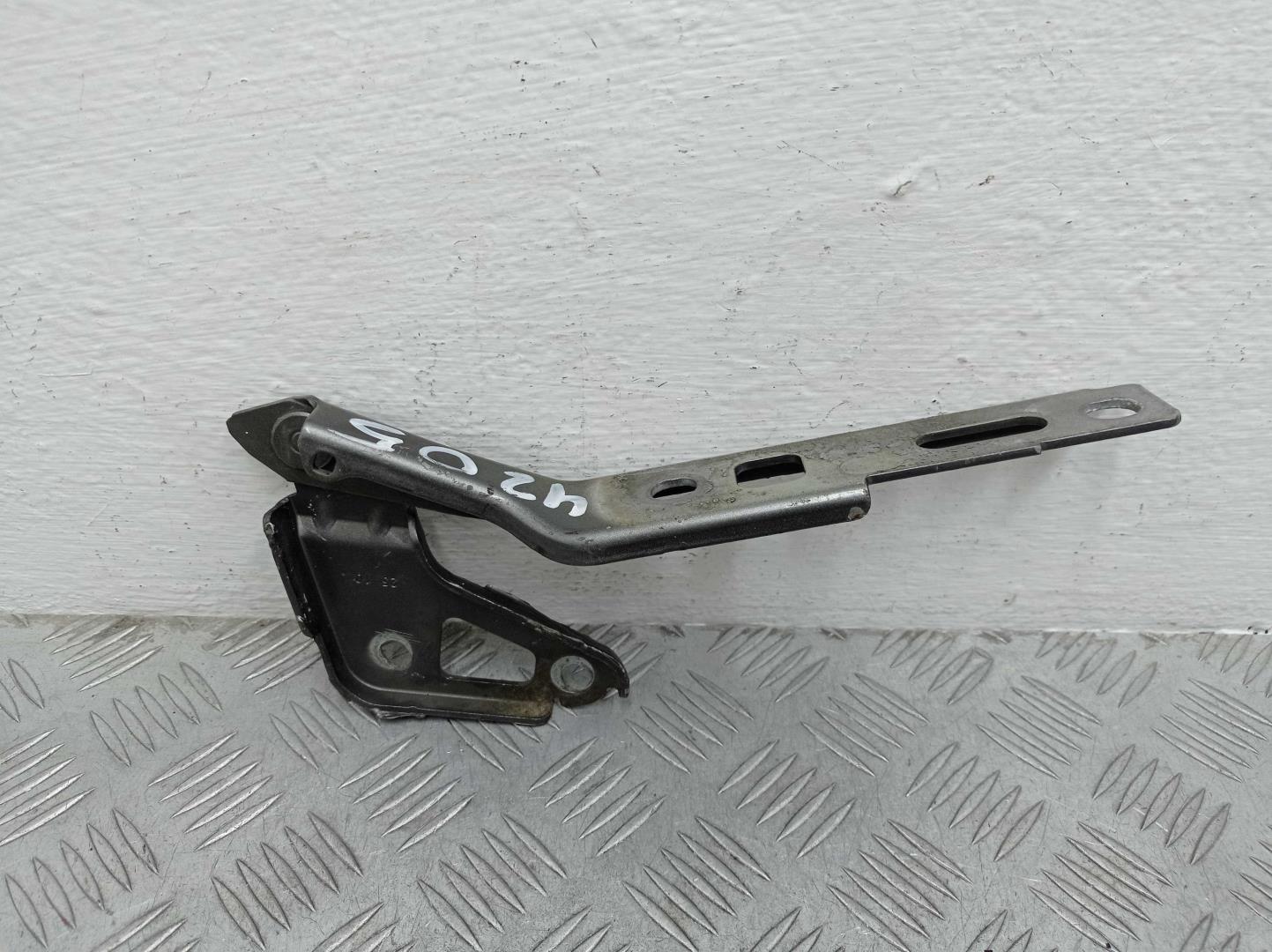 Петля капота левая