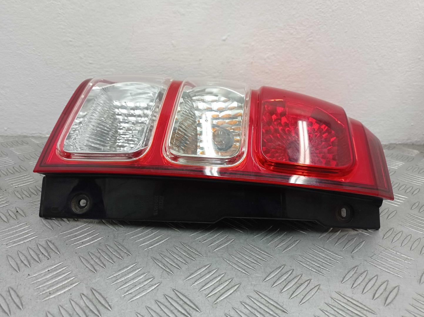 Фонарь задний наружный левый