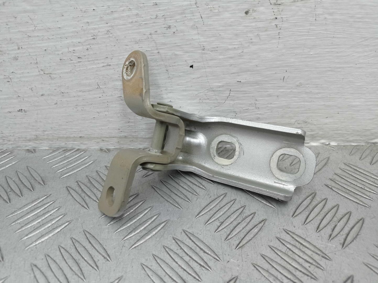 Петля двери