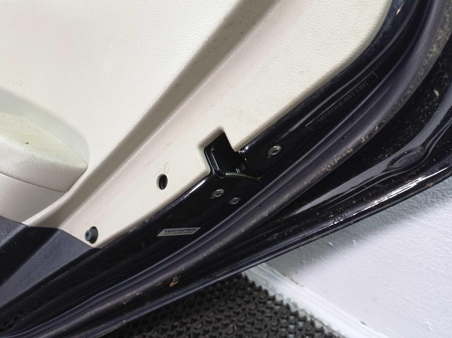 Петля двери