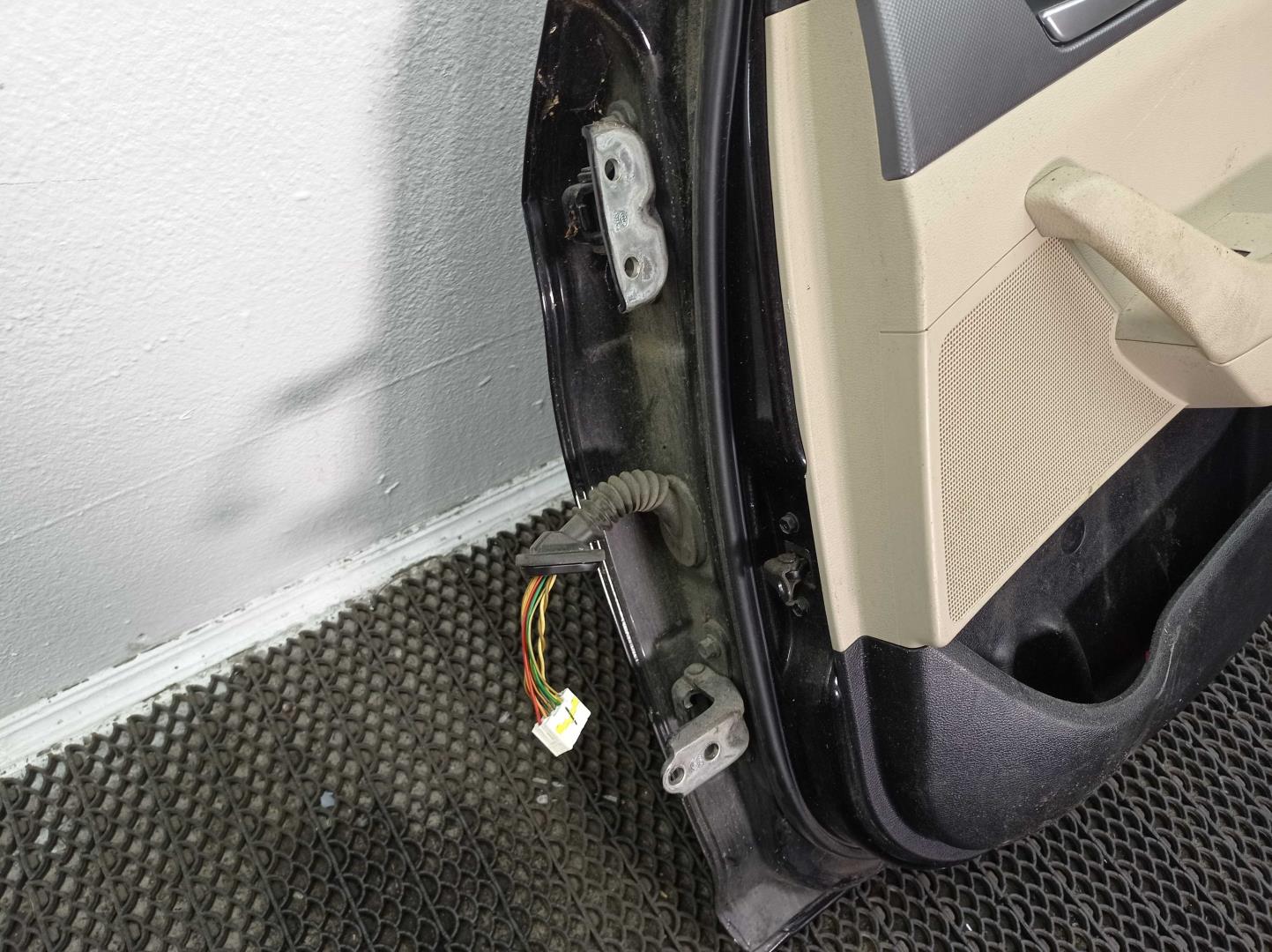 Петля двери