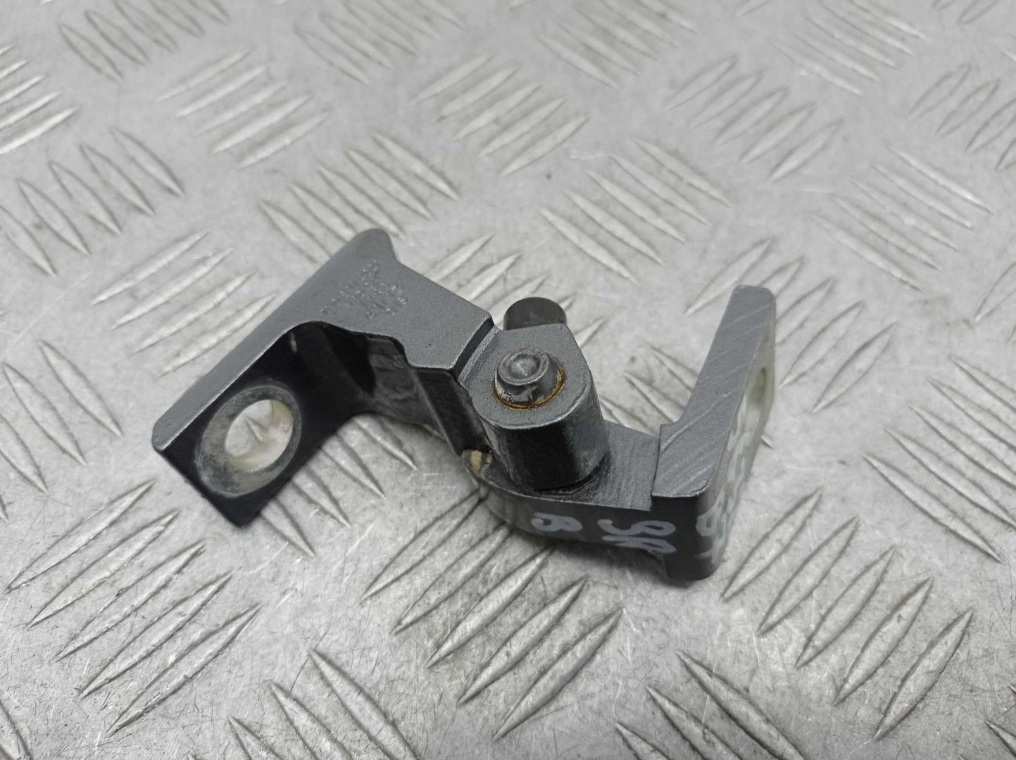 Петля двери