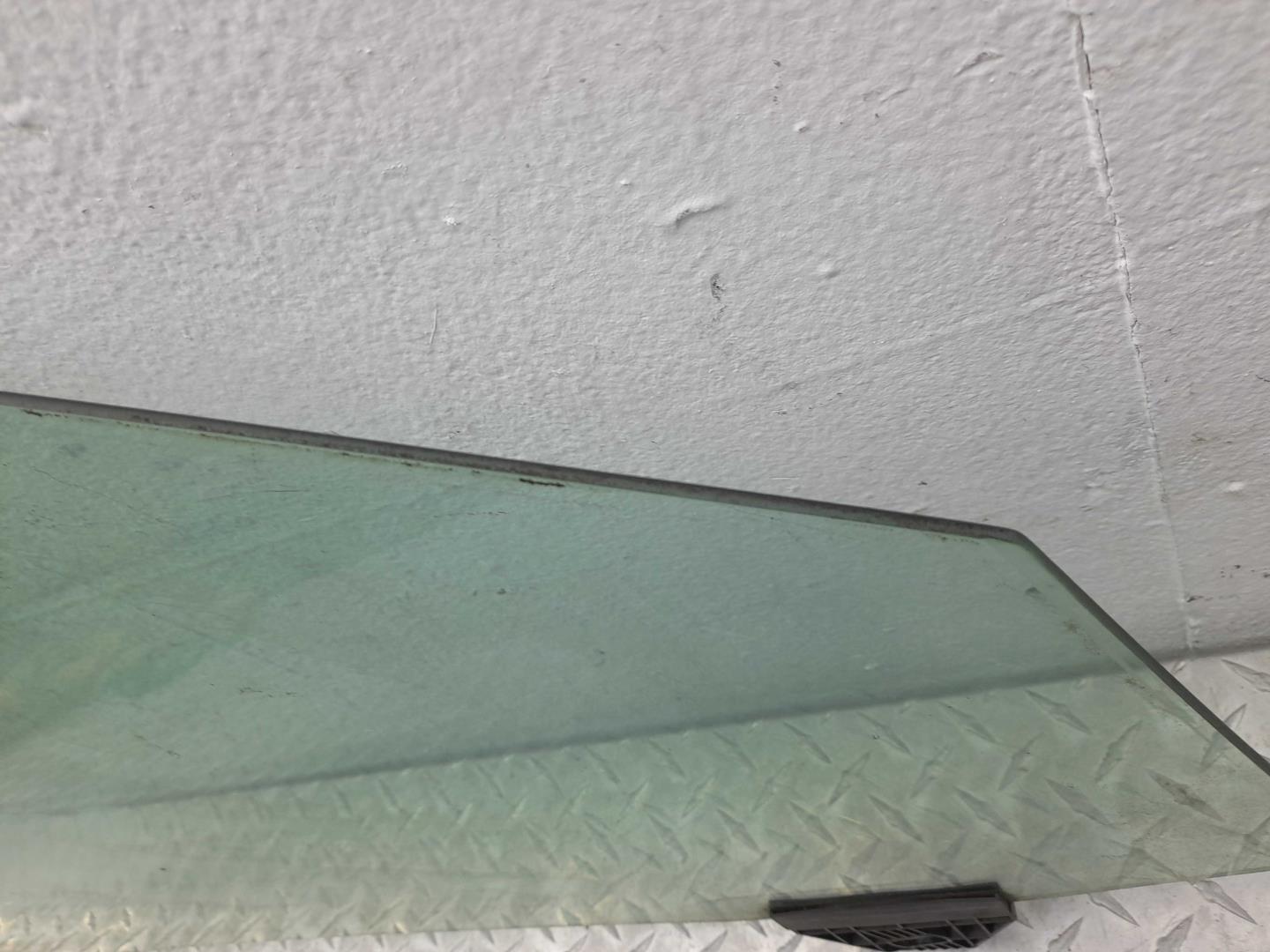 Стекло двери передней правой