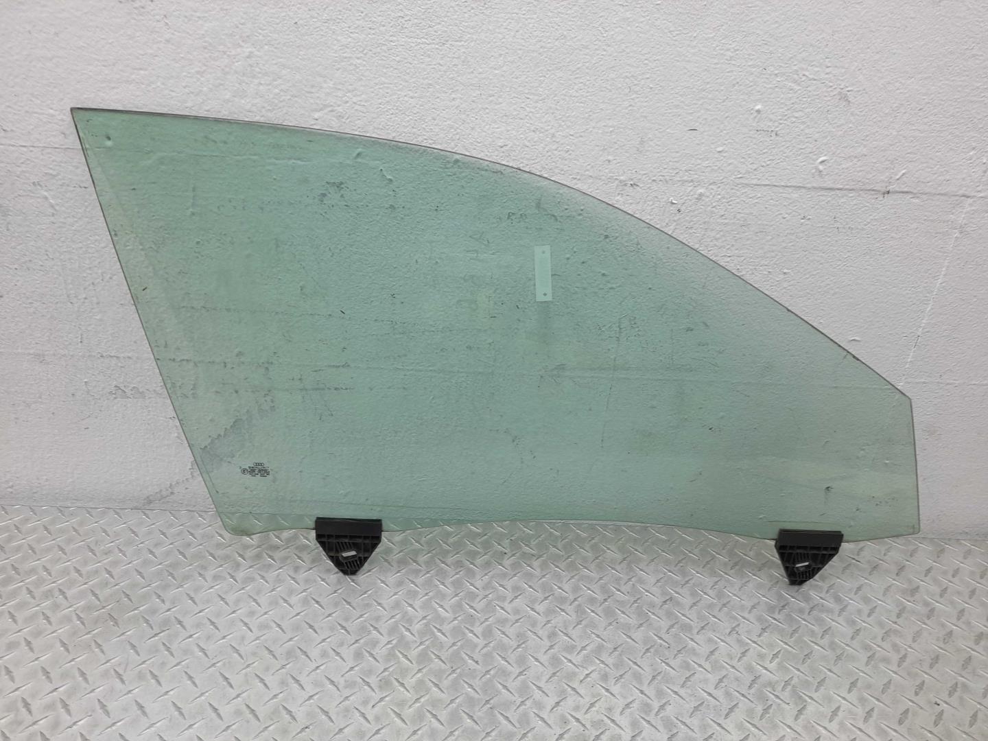 Стекло двери передней правой