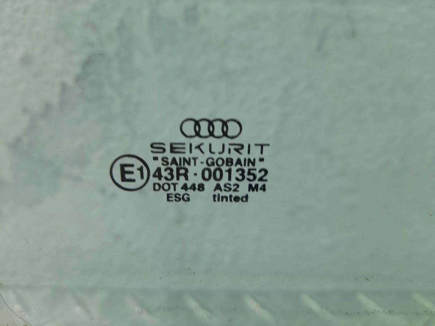 Стекло двери передней правой