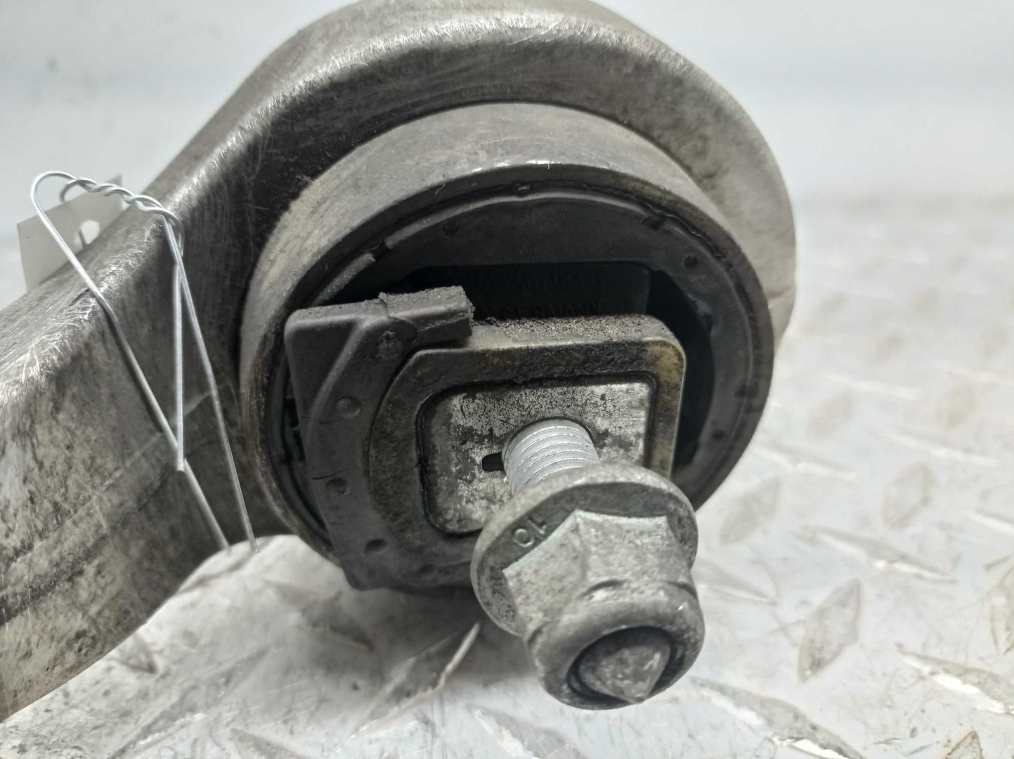 Рычаг передний нижний правый