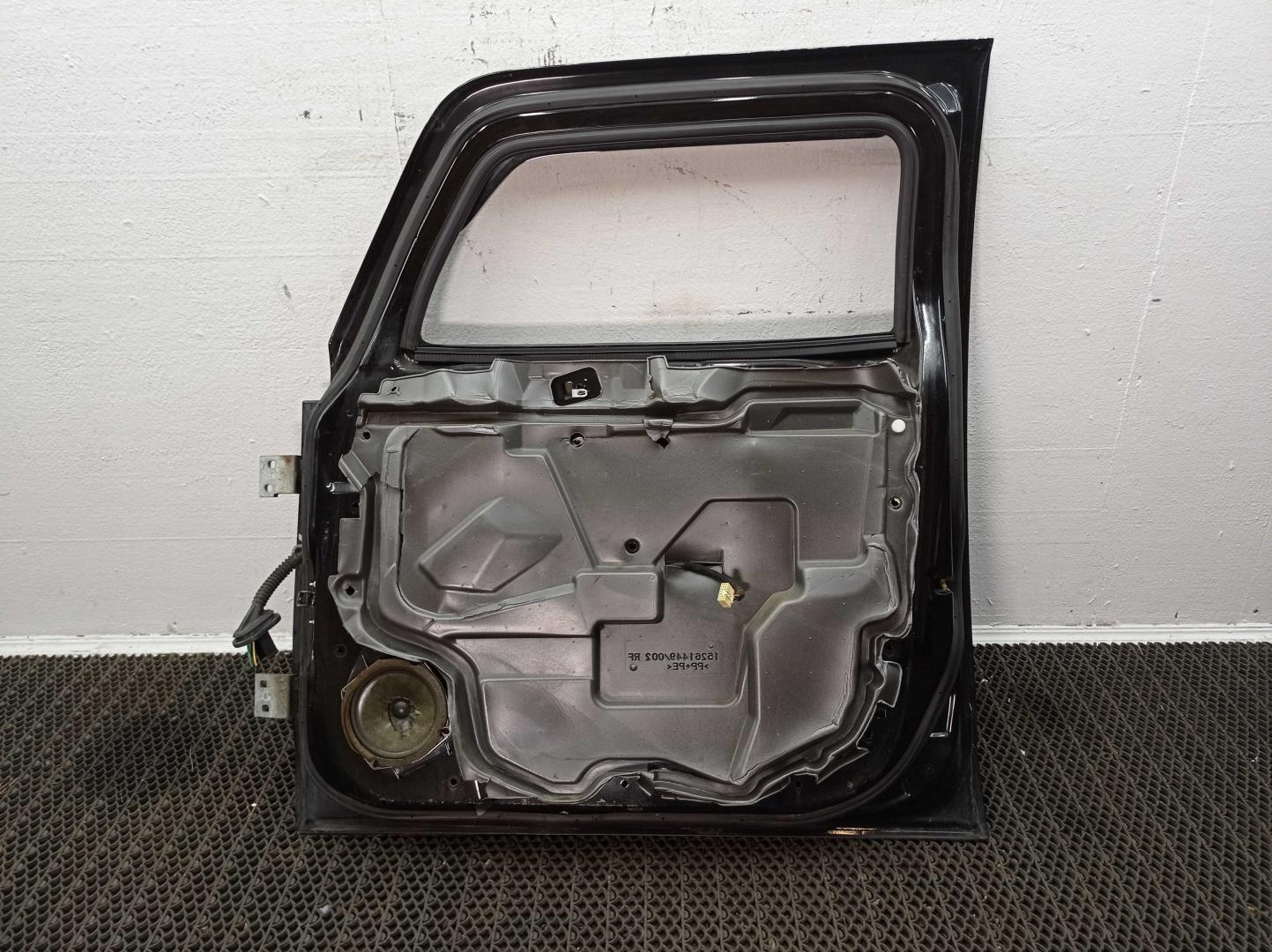 Петля двери передней