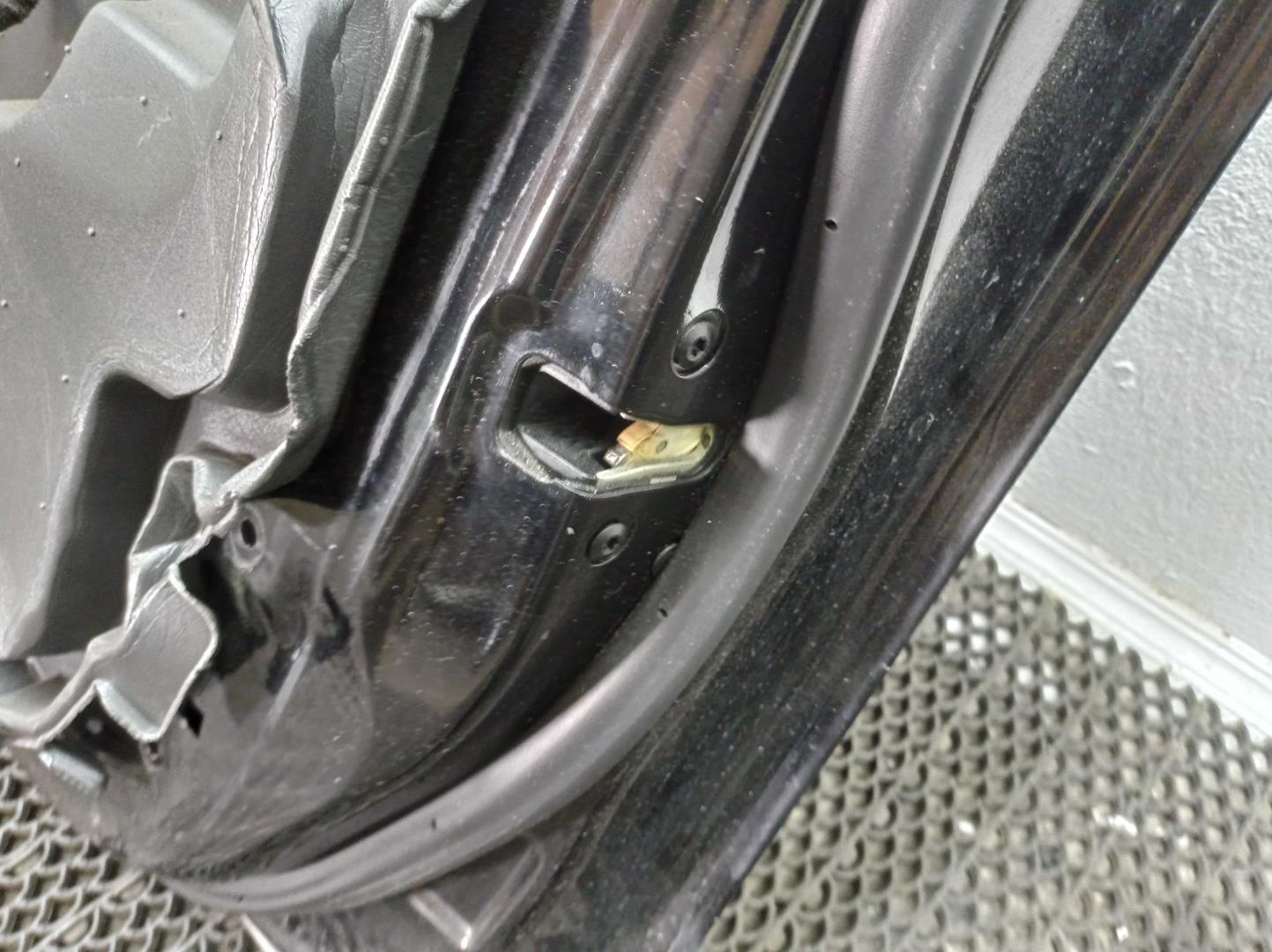 Петля двери передней