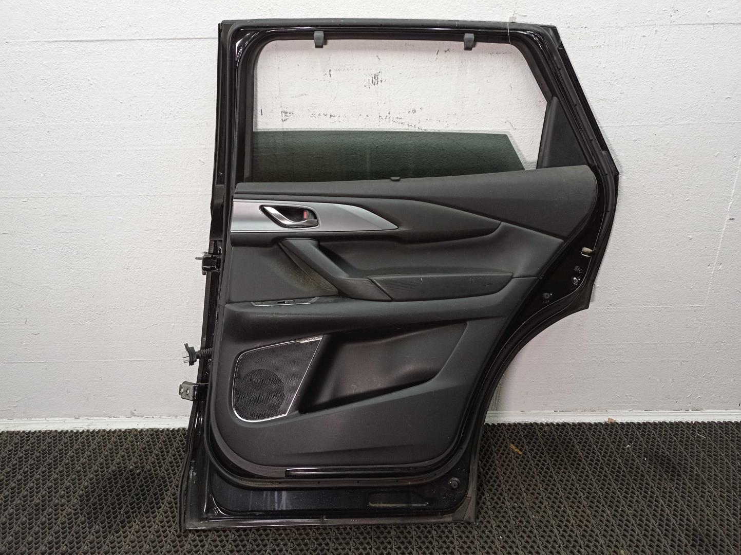 Стекло двери задней правой