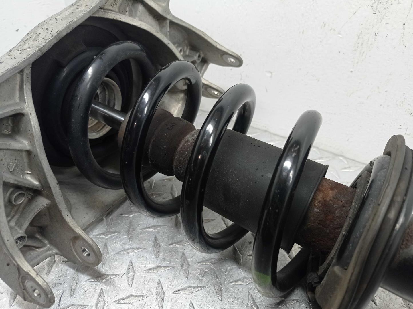 Амортизатор передний левый