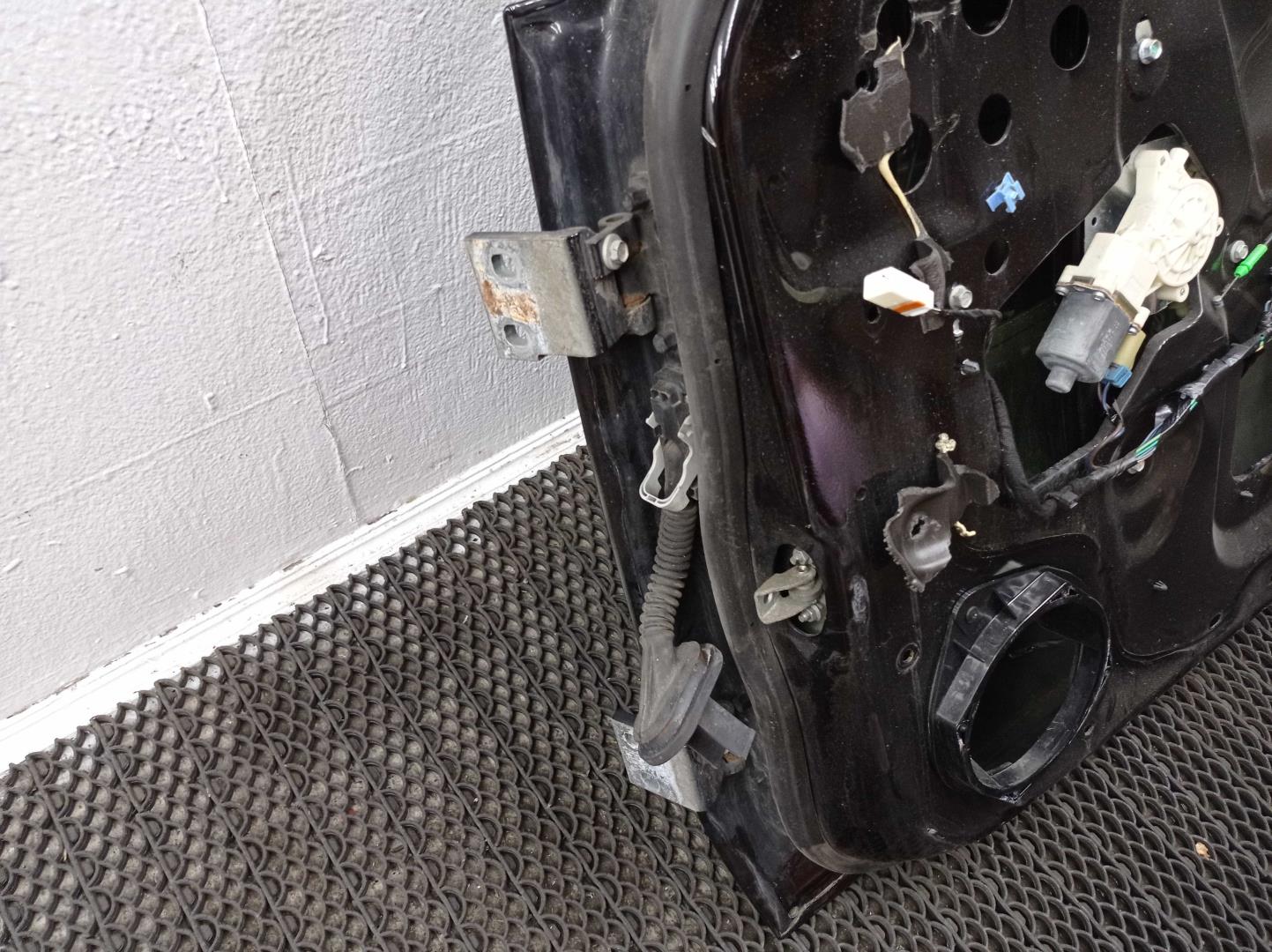 Петля двери передней