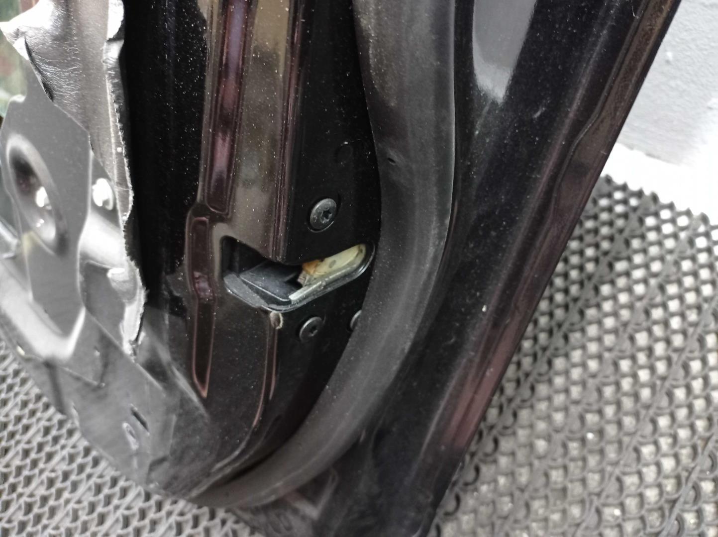 Петля двери передней