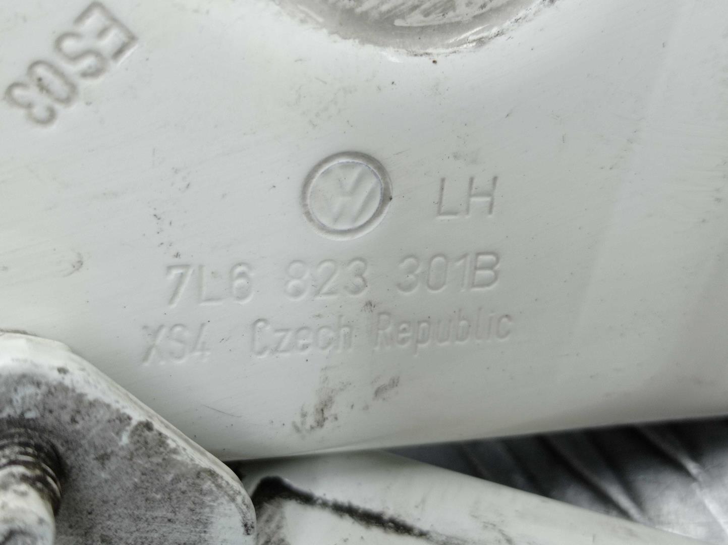 Петля капота левая