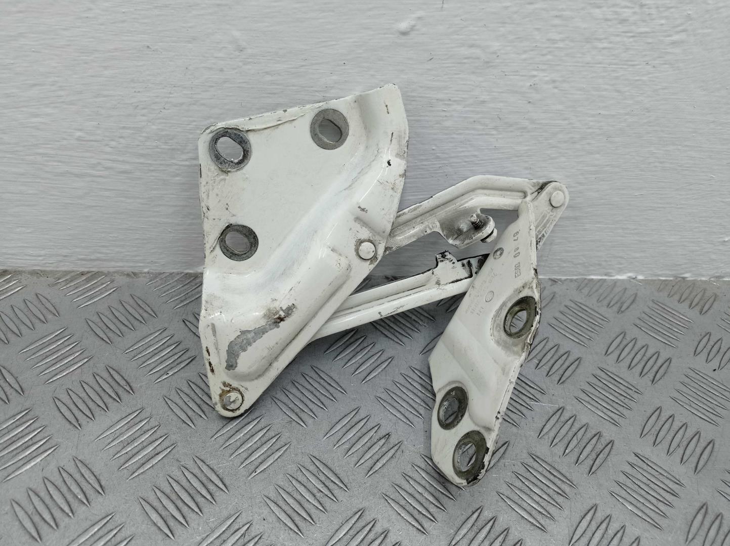 Петля капота левая