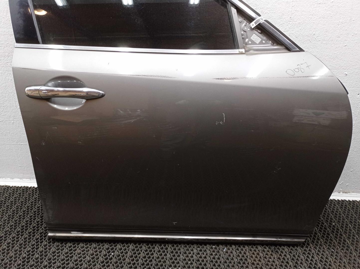 Стекло двери передней правой