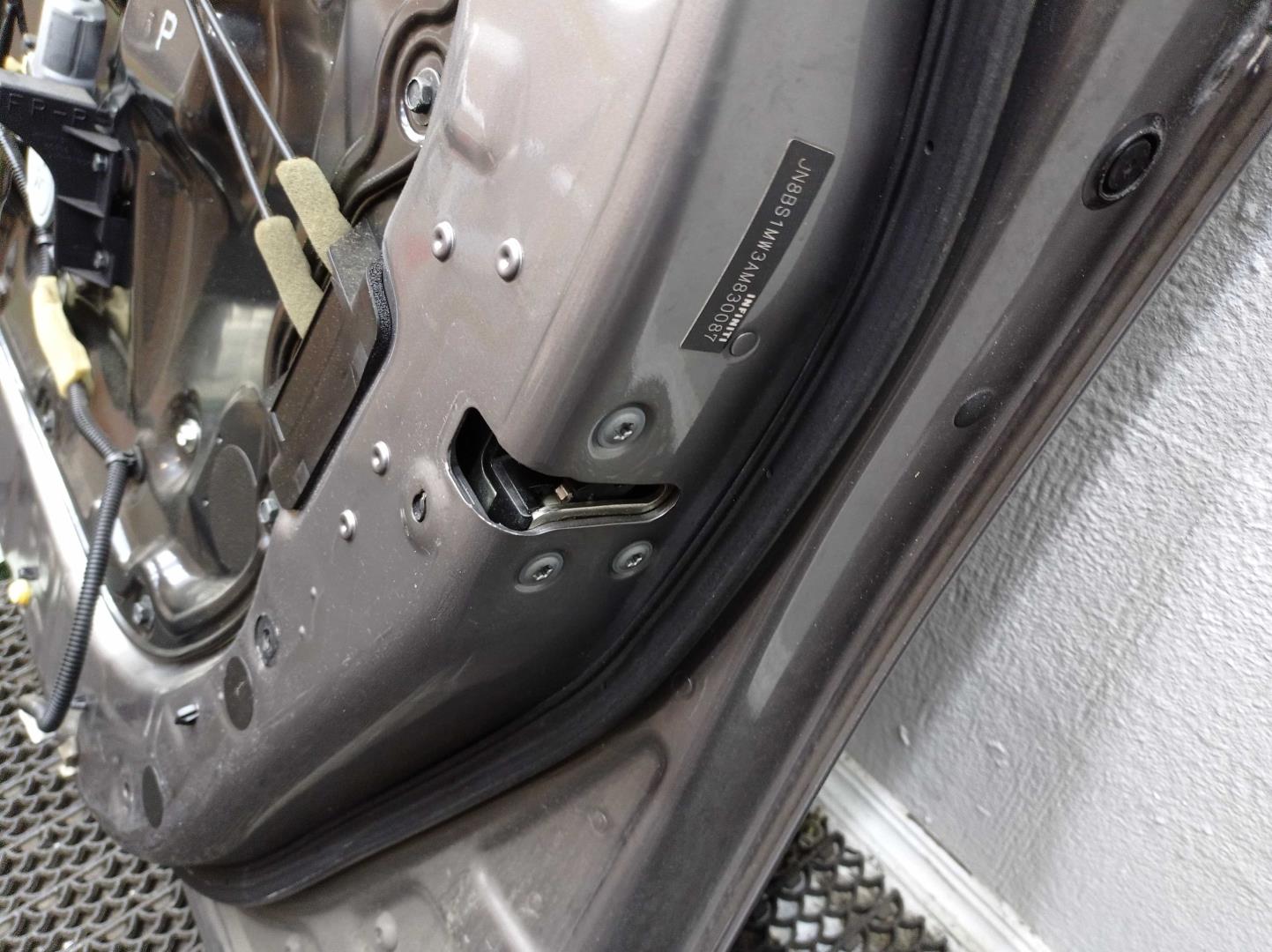 Стекло двери передней правой