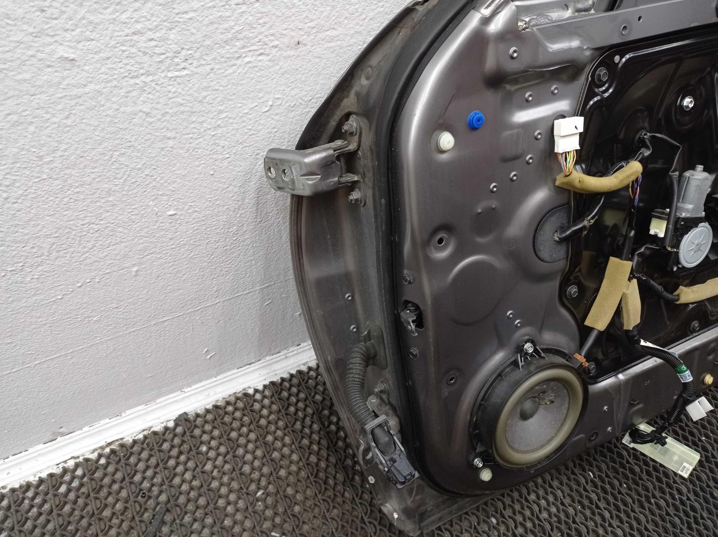 Стекло двери передней правой