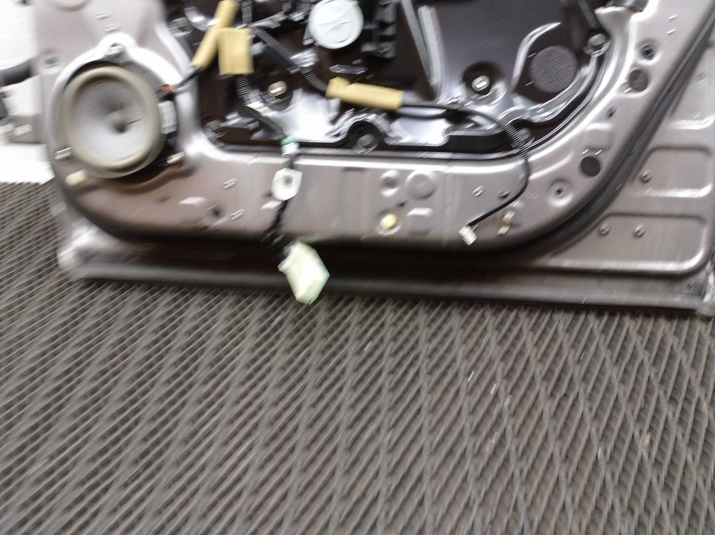 Стекло двери передней правой