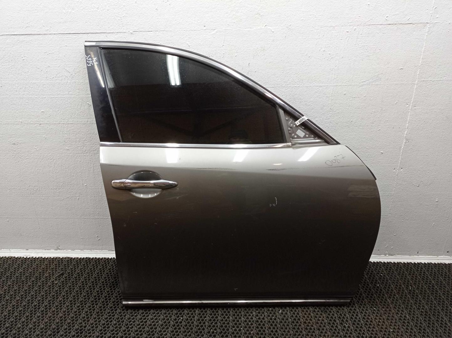 Стекло двери передней правой