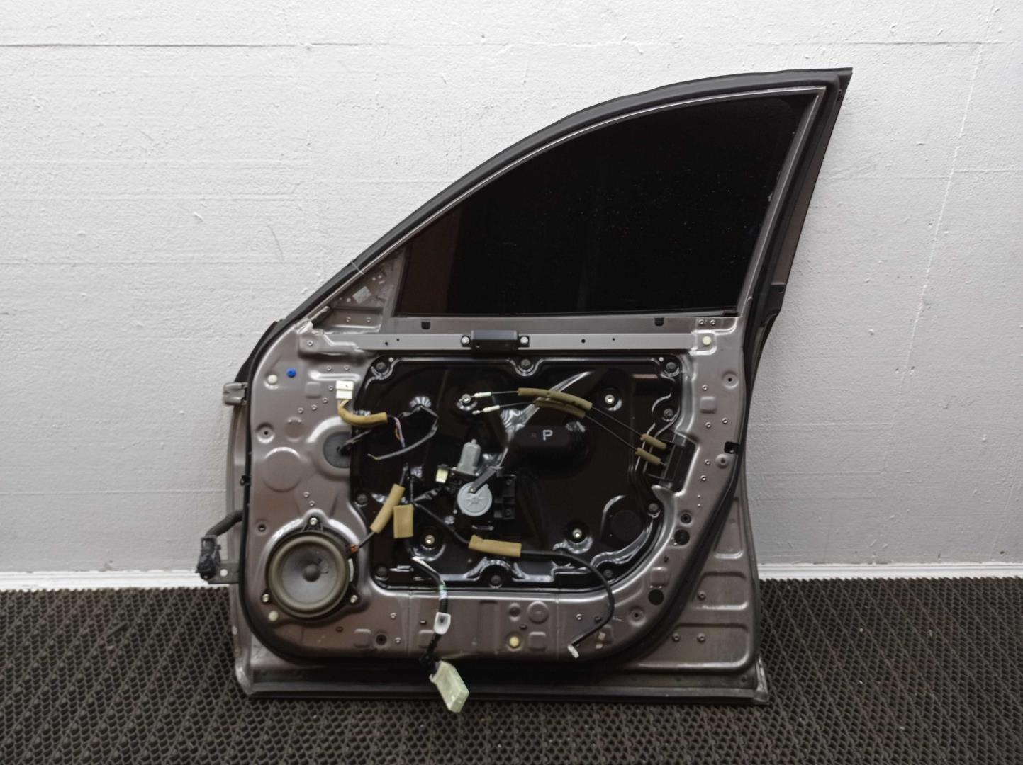 Стекло двери передней правой