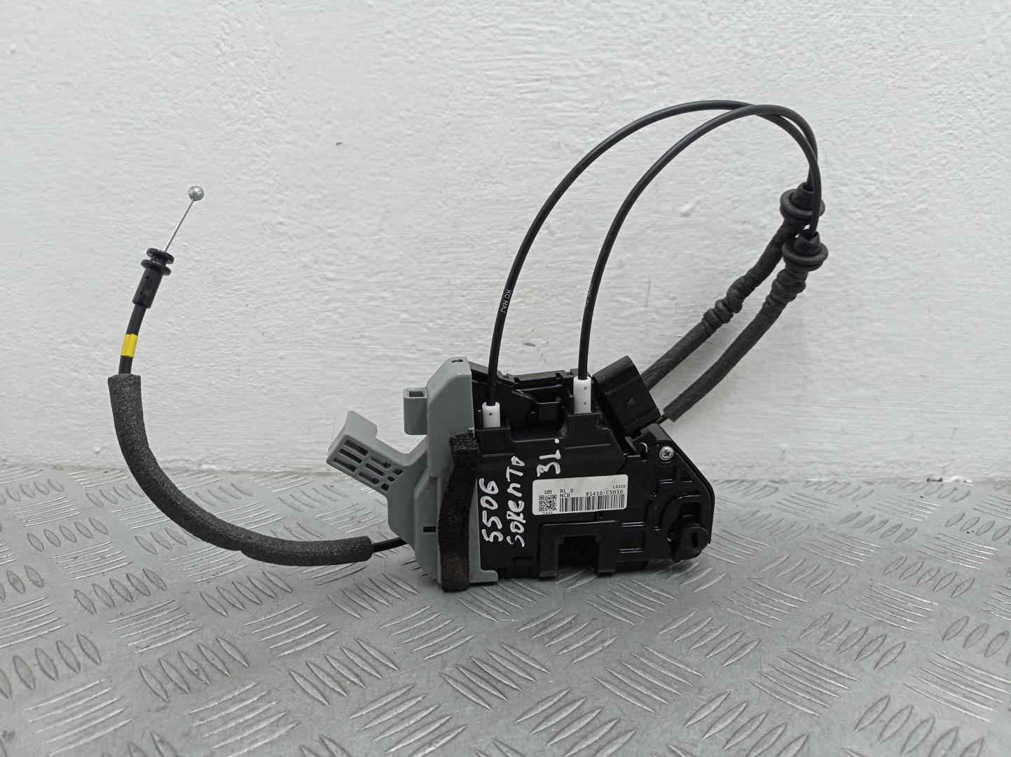 Замок двери задней левой