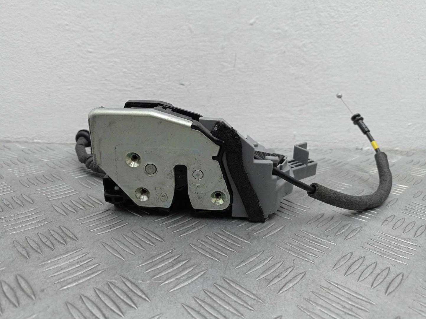 Замок двери задней левой