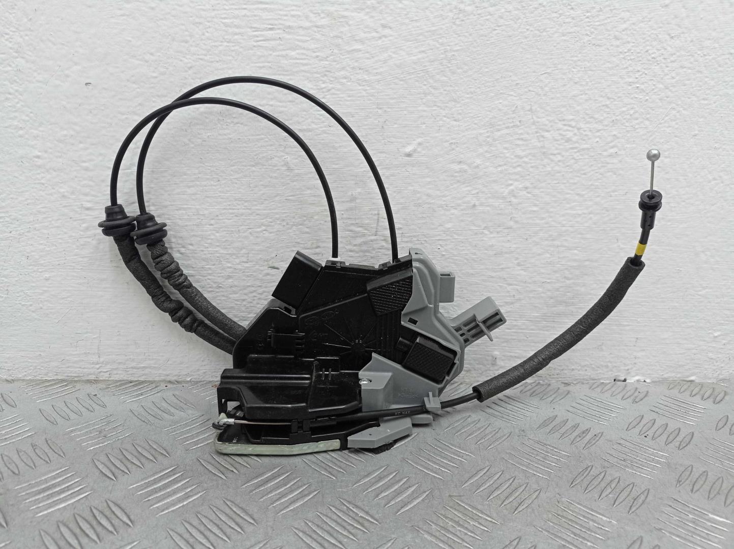 Замок двери задней левой