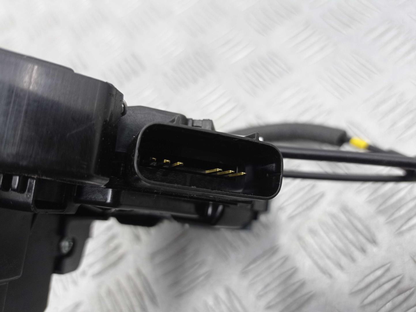 Замок двери задней левой