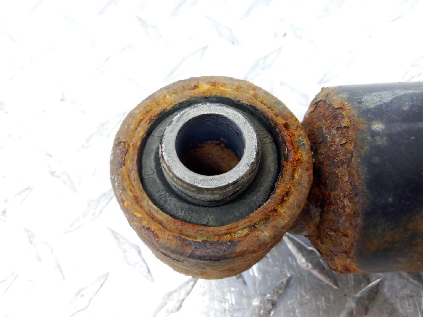 Амортизатор задний левый