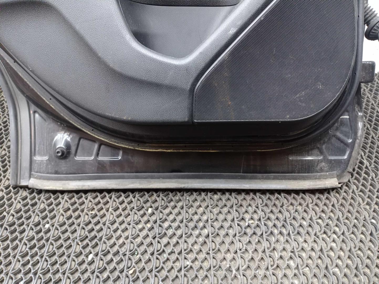 Стекло двери задней левой